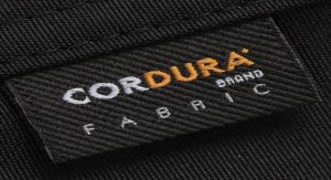 Etiqueta CORDURA(R) que identifica os produtos feitos com tecido tecnológico, resistente a rasgos e atritos. 