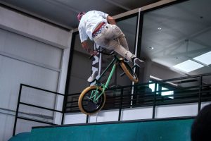 Ciclista de BMX usando calça com tecidos tecnológicos, projetada para oferecer alta resistência e durabilidade.