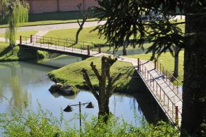 Foto de duas pontes, simbolizando a harmonia da fábrica da ITM com a Natureza, sustentabilidade