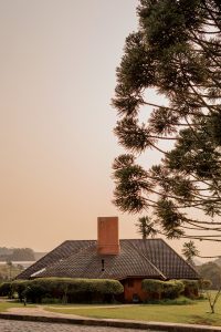 Foto da fábrica da ITM, uma planta industrial que mescla tecnologia têxtil com sustentabilidade. Lindo ambiente, natureza e moda. 