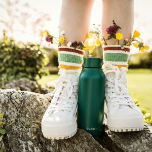 Tenis de cano alto, com cabedal feito de tecidos reciclados, tecidos sustentáveis. 