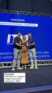 Foto dos colaboradores da ITM recebendo o prêmio Primus do mercado da indústria de calçados, na categoria Sustentabilidade Ambiental. 