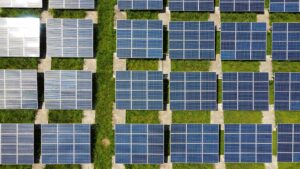 Foto de painéis solares, referências à natureza, uma produção sustentável de tecidos tem trazido para a ITM., moda sustentável para calçados. 