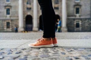 Foto de um tenis feminino para representar o post sobre forros para calçados femininos da ITM