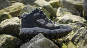 Imagem de uma bota de caminhada, hiking, para ilustrar o lançamento de tecidos CORDURA, ultraresistentes a rasgos, ideais para calçados de segurança, calçados esportivos e calçados em geral. 