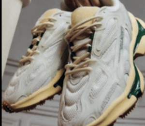 Foto de tênis no estilo Dad sneaker uma tendÊncia forte para o inverno 2026 , mercado masculino de calçados. Tecidos para cabedal com visual diferenciado e malha com visual esportivo e refinado. 