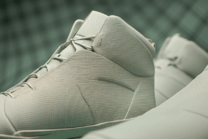 Foto de zoom de um tenis esportivo com tecido reciclado de nylon
