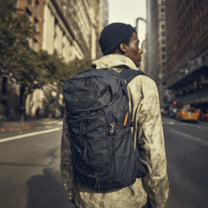 homem usando roupa miliar feito com tecido NYCO CORDURA ITM, homologado pela Invista, com mochila feita com tecido CORDURA ITM homologado pela Invista